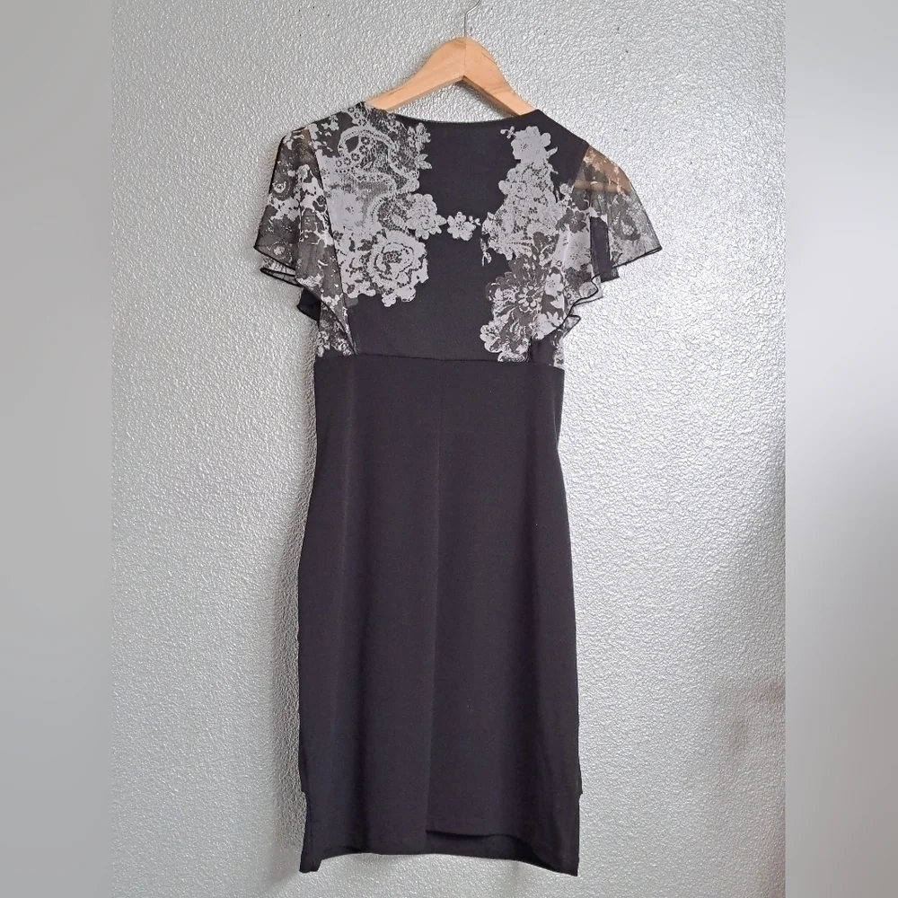 COPY - En Focus Studio Black & White V-Neck Mini Dress  Size 6
